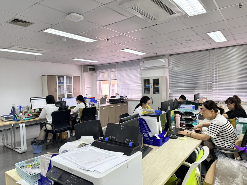 中国事務所で注文内容を確認する実際の作業風景